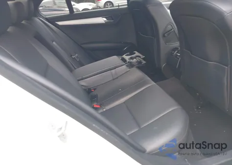 2010 Mercedes-Benz C 300 Luxury/Sport из США, поврежденный, VIN WDDGF5EB4AR099719